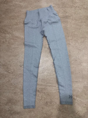 Grå tights  - Ett par grå tights från Lager 157 i stl M som är helt nya säljs för 100 kr. 