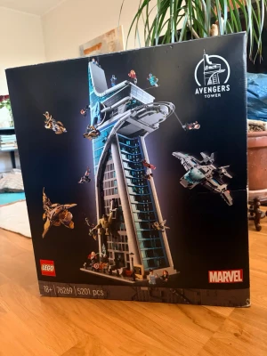 LEGO Marvel Avengers Tower - Byggsetet LEGO Marvel Avengers Tower 76269 med 5201 bitar. Setet föreställer det ikoniska Avengers-tornet från Marvel-universumet och innehåller flera minifigurer och detaljerade tillbehör. Förpackningen är svart med blå och vita detaljer samt Marvel-logga. Nypris i butik kostar över 6000kr  Jag säljer billigt då jag har öppnat två påsar och gjort figuren på sista bilden. Övrigt är Hela tornet är ogjort/oöppnad.  Hämtas i Uppsala/Eriksberg  