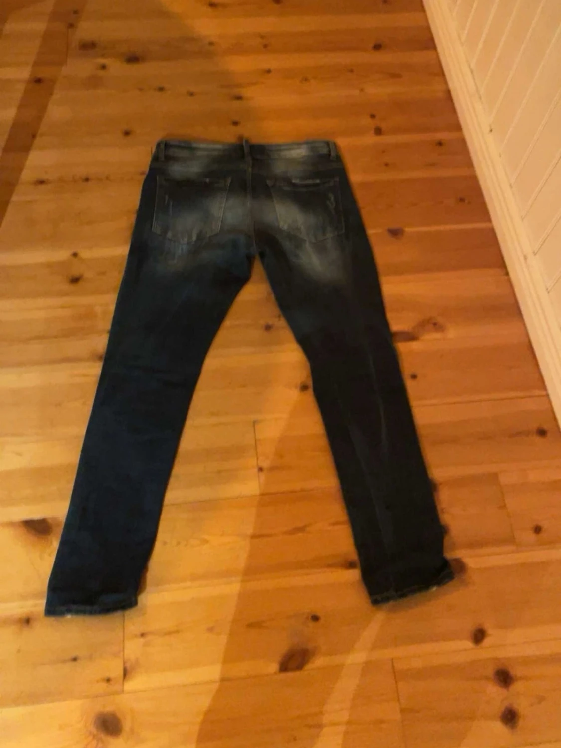 Mörkblå slitna jeans med detaljer - 1