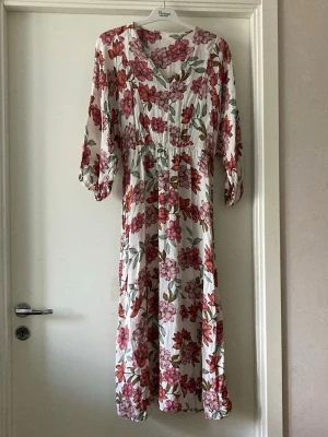 🍒Blommig v-ringad klänning🍒 - 🍒I CAN BUY MYSELF FLOWERS🍒Blommig midiklänning i XS, men passar mer som S-M. Klänningen har trekvartslånga puffärmar och v-ringning. Kommer i ett 100% viscosetyg utan stretch. Nypris 599kr. Endast använd några gånger,så i perfekt skick.🍒