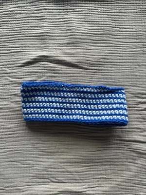 Virkat hårband - Egentillverkat virkat hårband i vitt och blått garn. Tvättas i max 30 grader