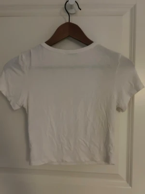 Vit t-shirt  - En basic vit t-shirt från Zara i mjuk bomull. Modellen är kortärmad med rund hals och har en enkel, clean look utan mönster eller detaljer. Perfekt att matcha med jeans eller shorts för en chill stil. Strl är i M men passar andra storlekar också, pga att den är stretchig 