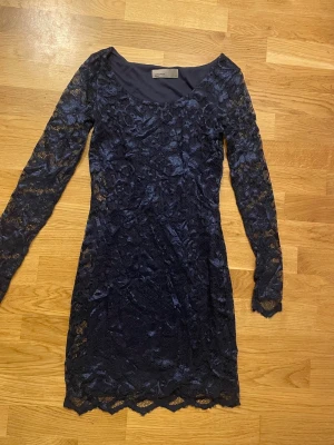 Marinblå spetsklänning med lång ärm - Snygg marinblå klänning från vero Moda med spets detaljer 