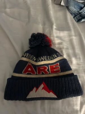 Åre mössa - Säljer denna åremössa då den inte kommer till använding längre, superskön och varm.