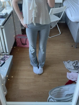 Vit prickig blus med volang - Söt vit blus med diskreta prickar och volangdetalj framtill. Blusen är lätt transparent och har korta ärmar med volangkant. Använd ett förtal gånger men fortfarande exstremt fin!