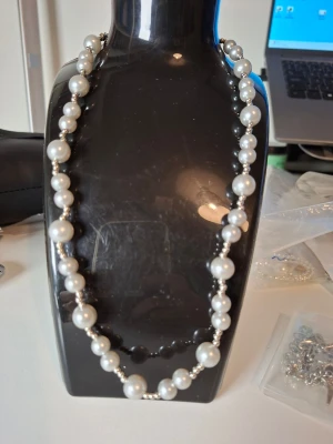 Klassiskt pärlhalsband med vita pärlor - Överge samlingen, utförsäljning till låga priser