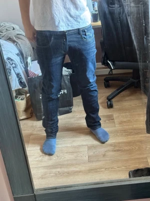 Mörkblå slim fit jeans herr - Säljer ett par mörkblå replay anbass  med klassiska fem fickor och kontrastsömmar. Jeansen har slim  midja och slim ben, perfekt för en clean och stilren look. Passar dig som gillar en enkel men snygg stil. Pris går alltid att diskutera bara att komma med förslag 