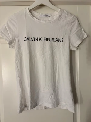 Calvin klein t shirt - En Calvin klein T-shirt i väldigt bra skick men den är köpt på Ullared 