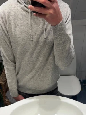 Bengtson’s 100% Merinoull Hoodie - Bengtson’s Merino | Helt Ny | Cloud Grey | 100% Merinoull | Storlek S | Modellen är 180 |