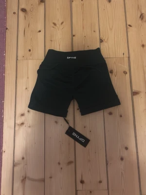 Mörkgröna shorts från DYNE - Helt nya med prislapp. Skogsgröna