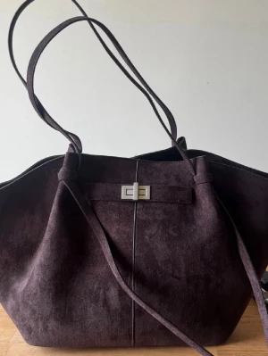 Mörkbrun fakemocka handväska - Säljer denna populära väskan från Gina Tricot, helt slutsåld online