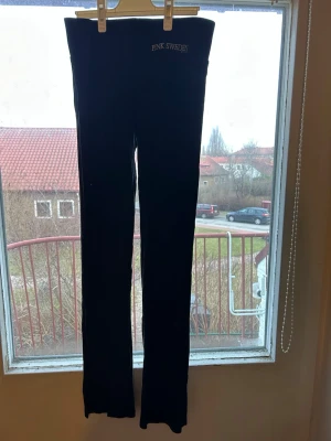 Svarta yoga pants från Pink Sweden - Säljer ett par svarta yoga pants  från Pink Sweden i storlek S. De har en enkel och stilren design med  logga vid linningen. Perfekta att matcha med oversized tröjor eller hoodies. Materialet känns mjukt och stretchigt för skön passform.