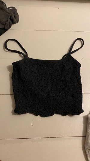 Svart smockad linnetopp - Säljer en svart linnetopp 