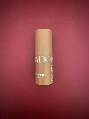 IsaDora Contour Stick Dark Almond - Krämig contour stick från IsaDora i nyansen 34 Dark Almond. Perfekt för att skulptera och definiera ansiktet. Stiftet har en brun ton och kommer i en smidig, rund förpackning. Vegansk, doftfri och kliniskt testad. Tillverkad i Sverige.