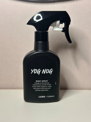 Lush Yog Nog Body Spray 200ml - Yog Nog Body Spray från Lush. Doften har inslag av kola, kryddnejlika och ylang ylang. Flaskan rymmer 200 ml och har tagit väldigt fåtal spray. 