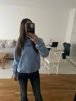 Hoodie från Polo Ralph Lauren - m  - Snygg ljusblå hoodie från Polo Ralph Lauren i storlek M passar S. Har lappen kvar! Nypris 1397kr. Skriv för fler bilder, mått osv. Pris kan diskuteras! 🩵