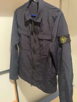 Stone Island overshirt  - En fin stone Island overshirt, som fixar till dina outfits på ett schysstare sätt 