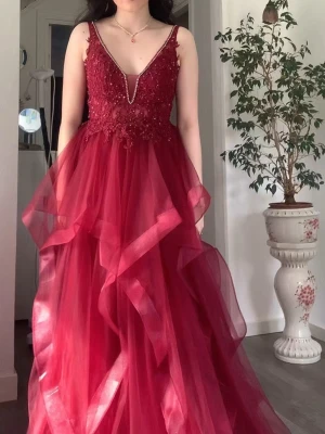 vinröd balklänning  - i storlek 36 från märket Mascara. använt en gång till balen och köptes för 4000kr. Måtten ser ni på bilderna (tryck på hela bilden för att se hela) Jag är 165cm lång och jag hade klackar på mig och de va i en fin längd. Minns inte hur långa klackar jag hade dock. vill helst inte gå ner mer i pris då den kostade 4000kr och använt en gång.