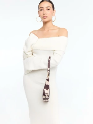 Vit offshoulder långklänning - Säljer en elegant vit långklänning med offshoulder-design och långa ärmar.  använd 1 gång (inprincip ny) köpte för 260kr och säljer för runt 150 men priset kan diskuteras ❤️super fin men måste rensa garderoben 