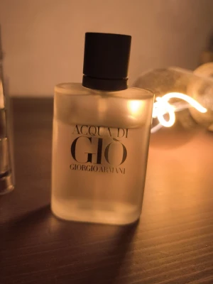 Acqua di Giò parfym från Armani - Säljer en Acqua di Giò parfym från Giorgio Armani. Flaskan är frostad och rektangulär med svart kork och tydlig logga på framsidan. Klassisk och stilren design som passar perfekt för dig som gillar fräscha dofter. 