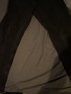 Svarta jeans från Jack & Jones - Säljer ett par svarta jeans från Jack & Jones, modell Jeans Intelligence. Klassisk rak passform och stilren look som funkar till det mesta. Materialet är denim och färgen är helsvart.