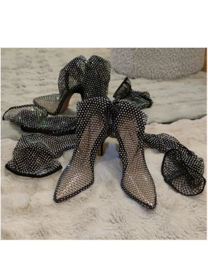 Glittriga pumps  - Pumps med spetsig tå, glittrande stenar och svart nätmaterial. 