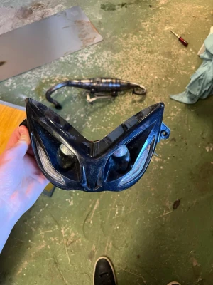 Svart tunr evo 2 framlampa till aerox - Säljer en svart tunr evo 2 framlampa till aerox. Till dig som vill byta ut din gamla tråkiga framlampa till en jäkligt snygg lampa. Skriv till mig om ni vill ha bilder när den lyser