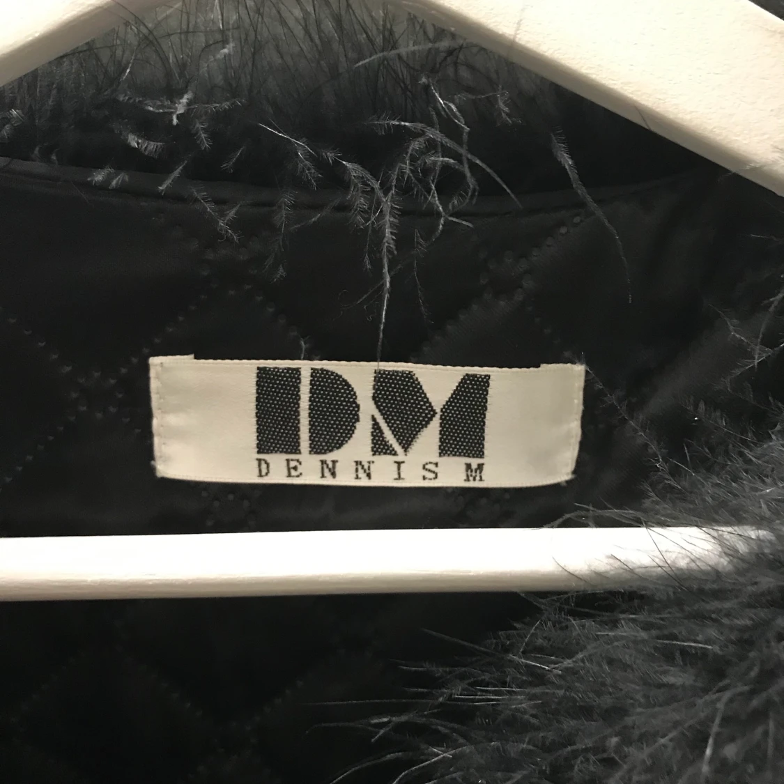 Svart fluffig jacka  - 91