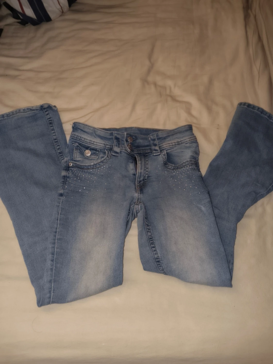 Ljusblå bootcut jeans med strass