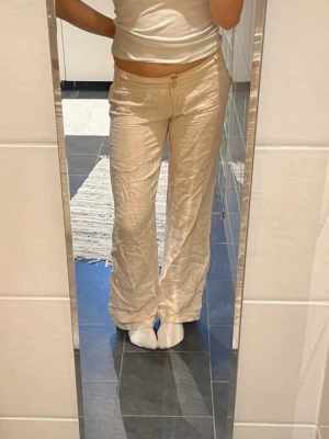 Linnebyxor - Skrynkliga men det är bara att stryka! En knapp sitter löst men går nog att fixa för den som är bra på att sy:) (bilderna är screenade från mitt vinted konto, därav kvaliten men det är bara att skriva för fler bilder)