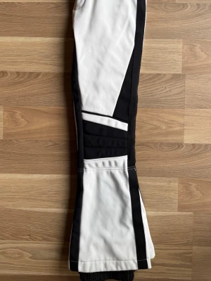 Vita skidbyxor/snowboardbyxor - Säljer ett par vita skidbyxor/snowboardbyxor i superbra skick. De är väldigt snygga och bekväma samt passar till alla skidjackor. Finns ett superlitet hack längst ner på ena benet men syns knappast. På byxorna står 150 men passar xs. Nypris 1600kr. 