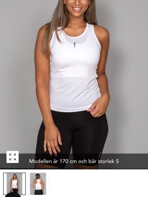 Vit linnetopp från rs - Snygg vit linnetopp från rs med rund halsringning och diskret logotyp framtill. Toppen är ärmlös och har en tight passform som passar perfekt till träning. Materialet känns mjukt och stretchigt.