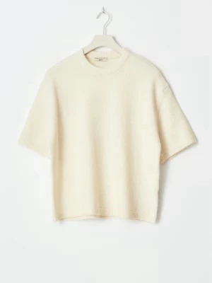 Krämvit stickad t-shirt  - Kortärmvitstickad t-shirt i mjuk krämvit ullmix. Oversized passform med ribbad halsringning och raka ärmar. Perfekt att styla lager på lager eller bära som den är för en clean look.