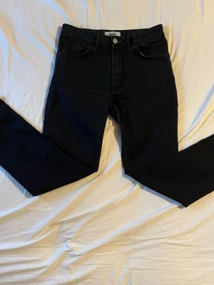 Svarta jeans från Acne Studios - Snygga svarta jeans från Acne Studios med klassisk femficksmodell och raka ben i storlek 32, 33. Jeansen har normal midja och är tillverkade i ett mjukt denimtyg som sitter skönt. Nypris: 2200kr, Mitt pris: 499kr / Skriv vid frågor!