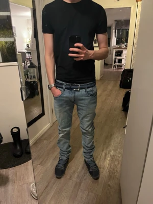Replay anbass Ljusblå slim fit jeans herr - Säljer ett par tvärfeta ljusblå replay anbass slim fit jeans med klassisk femficksdesign och normal midja. Jeansen har en snygg tvättad look och raka ben. Perfekta till vardagsstilen och passar till det mesta. Materialet är mjukt denim som ger en skön känsla hela dagen. Modellen är 183cm 68kg 💫.  Tveka inte på att höra av dig om du har frågor! 💭 