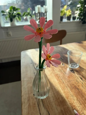 Lego blomma - Säljer en ljusrosa legoblomma. Instruktionsblad för montering medföljer. Jag kan även ta loss bitarna så att ni kan bygga ihop den igen.