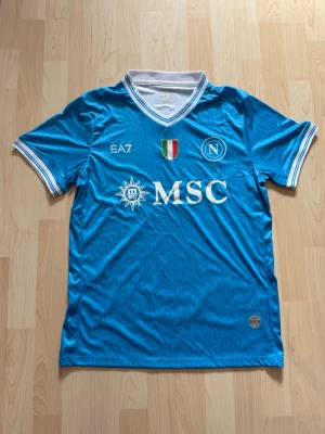 Napoli Hemma Kit 2025/26 - Stilren fotbollströja i helt nytt skick. Tröjan är inte använd en endaste sekund. 