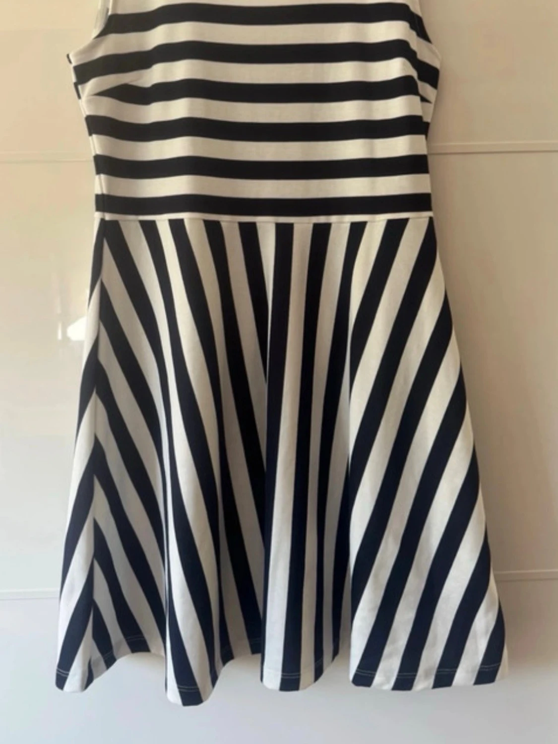 Randig kort klänning med korsade band - 1