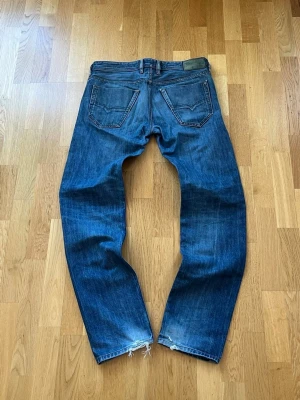 Diesel jeans Turbo Denim - Feta blåa jeans från Diesel i regular slim/tapered fit. Storlek 32/34. Jeansen har en snygg wash och ännu snyggare och unik bakficksdesign. Mycket gott skick, skriv vid eventuella funderingar😁