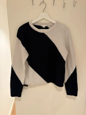 Stickad tröja - Säljer en super fin stickad tröja från Gina Tricot. Den är använd ganska mycket men är i ett fint skick. 