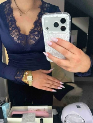 Mörkblå spetsdetaljerad topp - Snygg mörkblå populär topp med v-ringning och spetsdetaljer runt halsringningen och ärmsluten. Toppen har lång ärm och är figurnära i modellen, perfekt för dig som gillar en elegant men ungdomlig stil. Ser ut som intemissme topp! ❤️