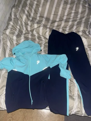 Jeu D’ombres tracksuit - en fet tracksuit från Jeu D’ombres i nyskick, hör av er för frågor