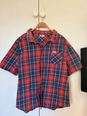 Rutig east London skjorta - Rutig kortärmad skjorta med ficka. Näst in till oanvänd. Loose fit å bra skick.