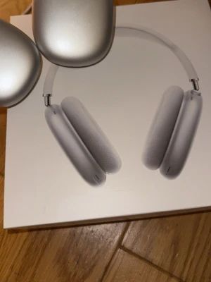 Apple AirPods Max silver hörlurar - Snygga Apple AirPods Max i silver med en stilren design. Over-ear-modell med mjuka öronkuddar i mesh och aluminiumkåpor. Perfekta för dig som vill ha grymt ljud och modern look. Levereras i originalförpackning.