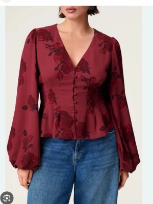 Vinröd Palena blouse, ADOORE 40 - Stilren vinröd blus från ADOORE i storlek 40❣️ Blusen är aldrig använd och har prislappen kvar. Nypris 1295 kr❣️