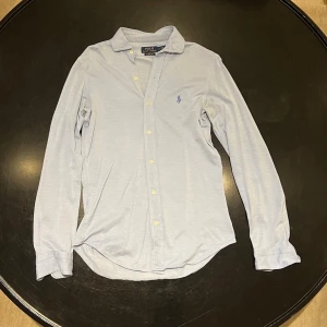 Polo Ralph Lauren skjorta - Riktigt fet skjorta i blått. Skjortan är i okej sick men har några defekter, låte små rispor. Skriv gärna vid frågor 🤝 Pris kan diskuteras ✅👑