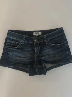 Lågmidjade vintage shorts💝 - Lågmidjade vintage jeans i perfekt skick, stretchiga tyg❣️Perfekt nu för sommaren, skriv gärna för mått🌞🌈