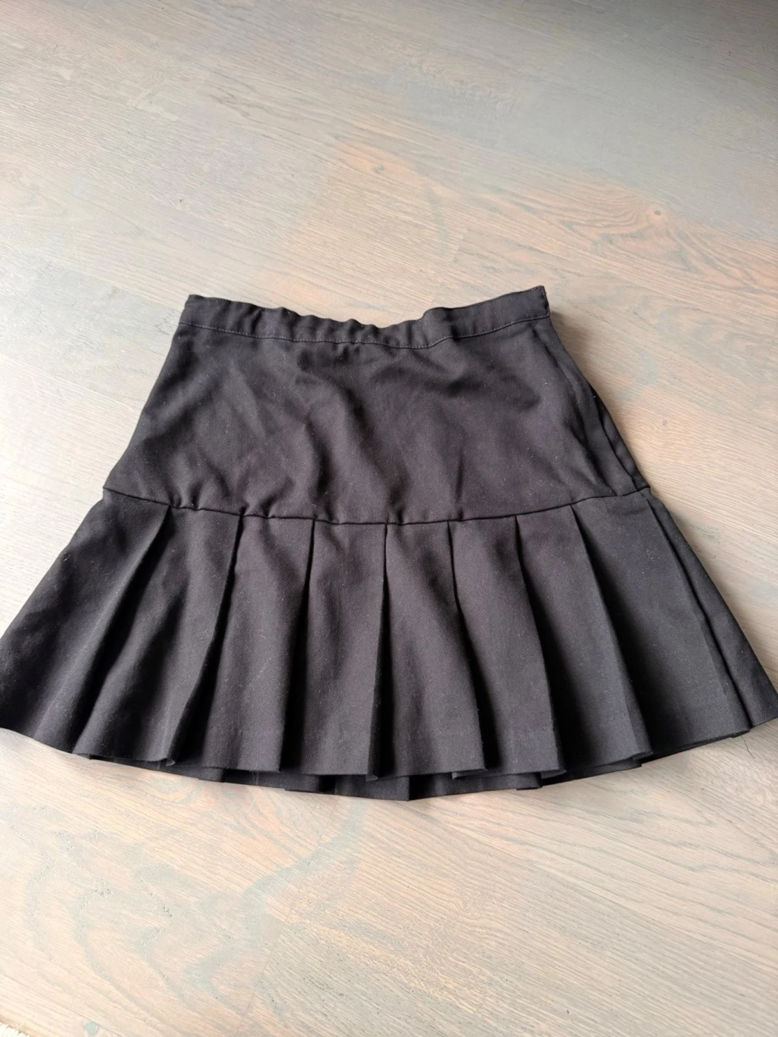 Svart plisserad kortkjol - 1