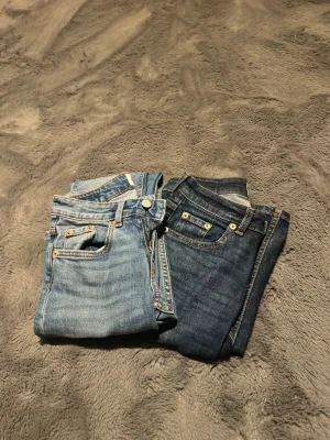 Bootcut jeans  - Två par low waist bootcut jeans i fint skick, säljer då de blivit för små för mig. Storlek XXS tall, perfekt om du söker lite längre jeans. Köp båda för 300 eller ett par för 200. (Pris kan ev diskuteras)