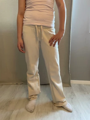  Beige Mjukisbyxor low waist flare - Från H&M st 146